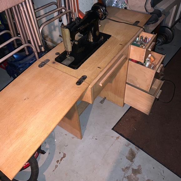 Sewing Machine - Picture 3 of 6